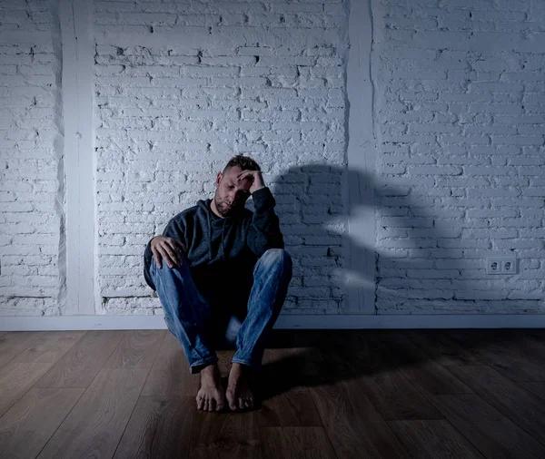 Homem solitário sofrendo de depressão — Fotografia de Stock