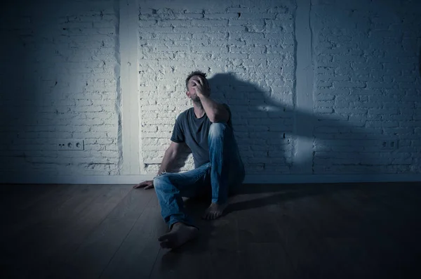 Homem solitário sofrendo de depressão — Fotografia de Stock