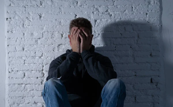 Osamělý muž trpí depresí — Stock fotografie