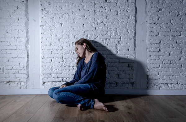 Mulher solitária que sofre de depressão — Fotografia de Stock