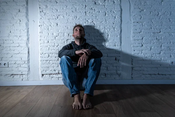 Mahvolmuş, depresyona girmiş, ağlayan, üzgün, depresyona giren, acı çeken, acı çeken, çaresiz ifadeler kullanan genç bir kadın. Yalnızlık, depresyon ve kalp kırıklığı konsepti