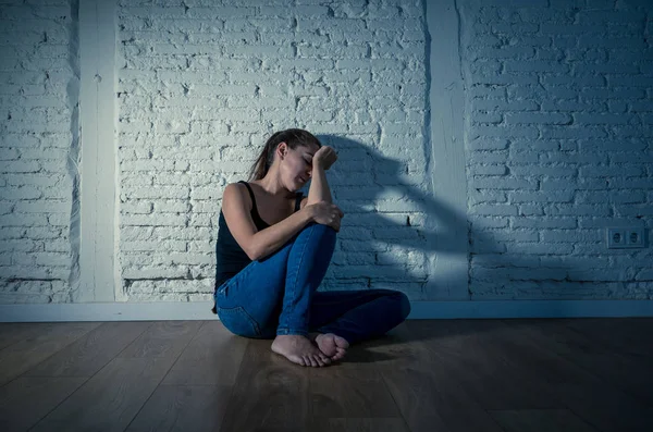Mujer solitaria que sufre de depresión — Foto de Stock
