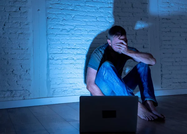 Homens que sofrem cyber bullying na Internet — Fotografia de Stock