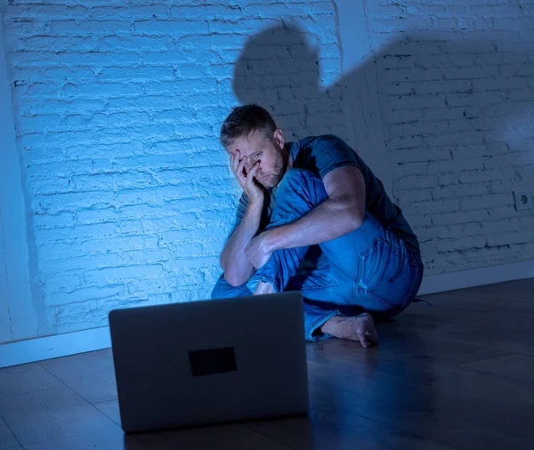 Hombres que sufren acoso cibernético en Internet — Foto de Stock