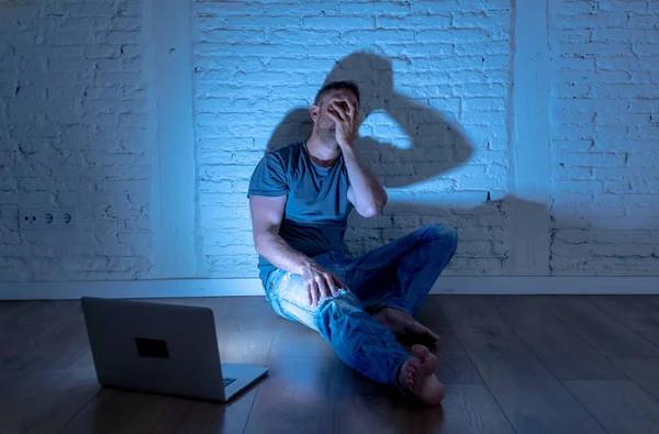 Männer leiden unter Internet-Mobbing — Stockfoto