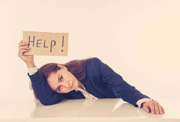 Sorgliga affärskvinna har en skylt med hjälp — Stockfoto