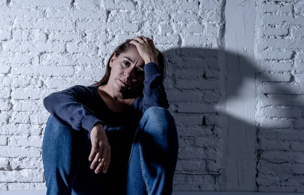 Einsame Frau leidet unter Depressionen — Stockfoto