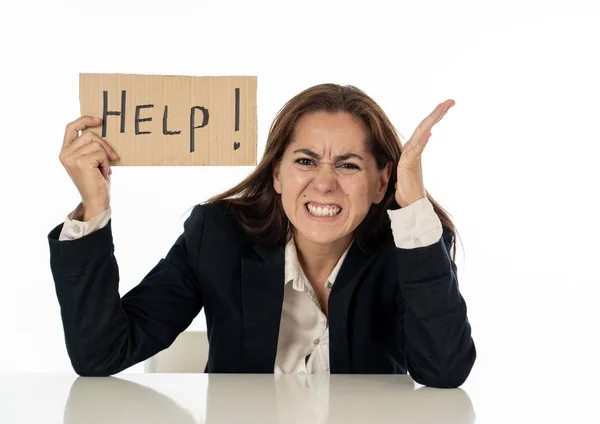 Mulher de negócios triste segurando um sinal de ajuda — Fotografia de Stock
