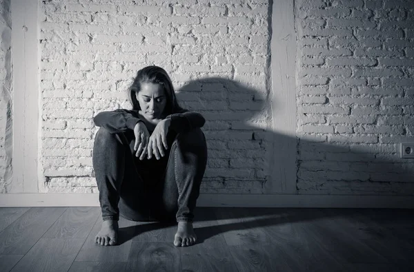 Mujer solitaria que sufre de depresión — Foto de Stock