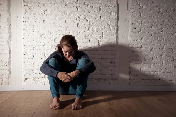 Ensam kvinna lider av depression — Stockfoto