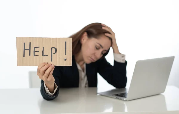 Femme stressée avec ordinateur portable et chanter aider — Photo