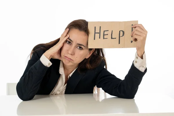 Triste mujer de negocios sosteniendo una señal de ayuda — Foto de Stock