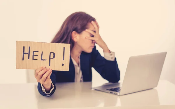 Donna latina stressata e oberata di lavoro — Foto Stock