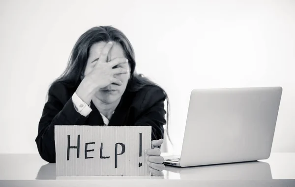 Mujer latina estresada y con exceso de trabajo —  Fotos de Stock
