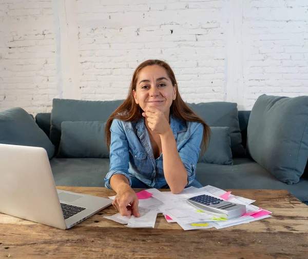 Mujer calculando y pagando facturas —  Fotos de Stock