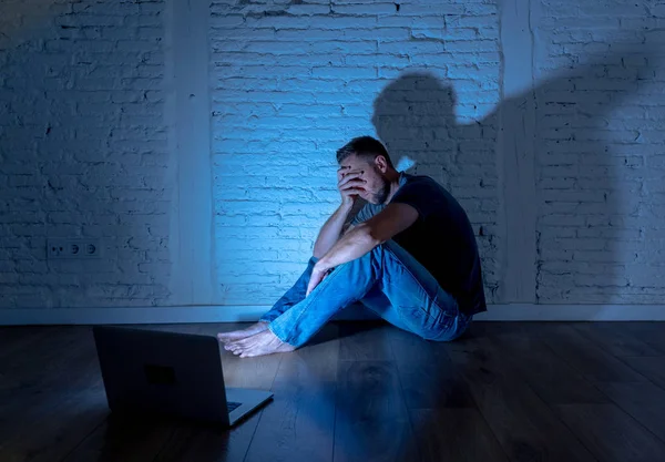 Hommes souffrant de cyberintimidation sur Internet — Photo
