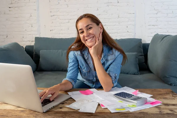 Mujer calculando y pagando facturas — Foto de Stock