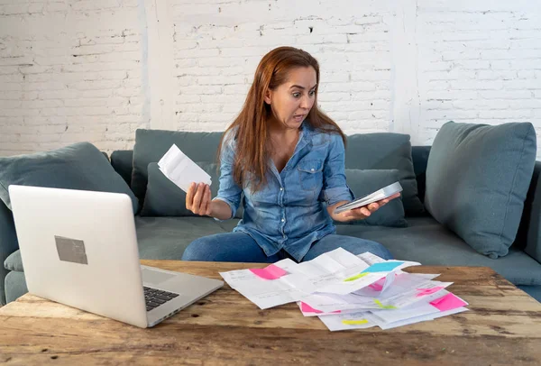 Mujer administrando cuentas y finanzas — Foto de Stock