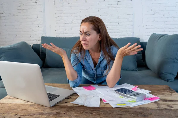 Mujer administrando cuentas y finanzas — Foto de Stock