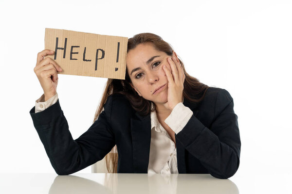 Грустная деловая женщина с табличкой помощи
