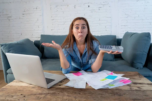 Mujer administrando cuentas y finanzas — Foto de Stock