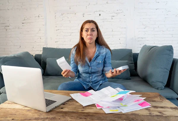 Mujer administrando cuentas y finanzas — Foto de Stock