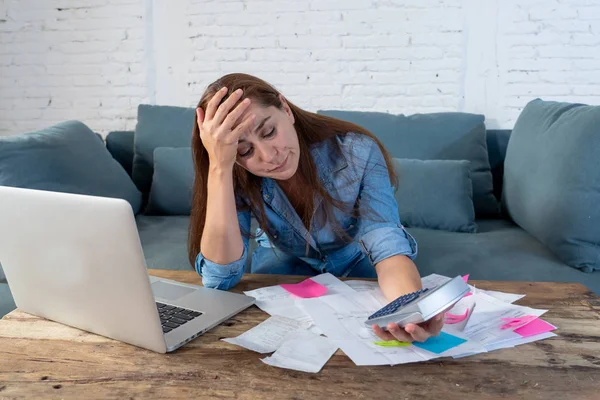 Kvinnan hantera räkningar och finanser — Stockfoto