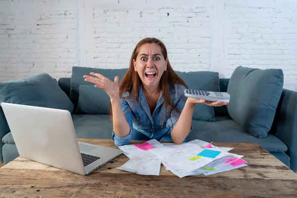 Mujer administrando cuentas y finanzas — Foto de Stock