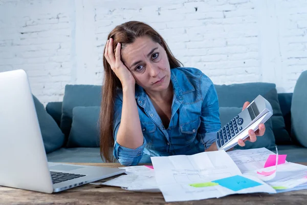 Kvinnan hantera räkningar och finanser — Stockfoto