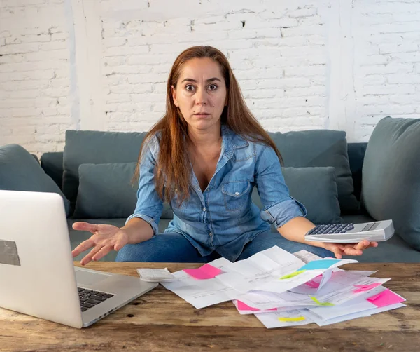 Retrato Madre Soltera Joven Preocupada Sintiéndose Estresada Mientras Trabaja Través — Foto de Stock