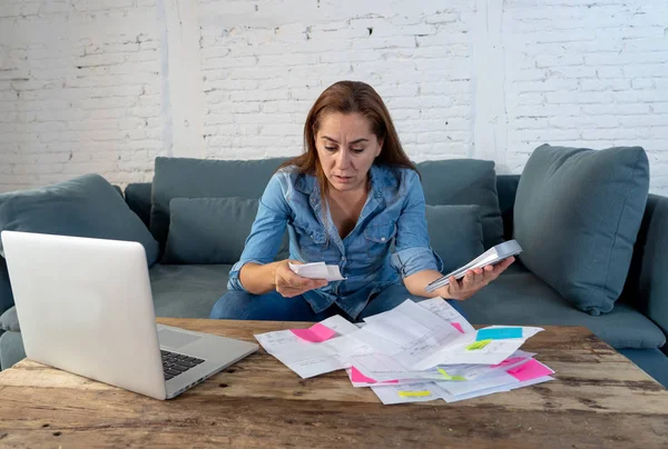 Frau verwaltet Rechnungen und Finanzen — Stockfoto