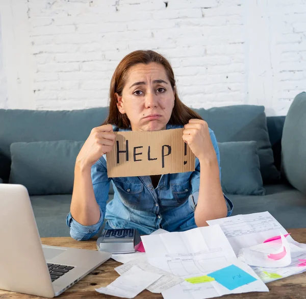 Mujer pagando facturas en casa —  Fotos de Stock