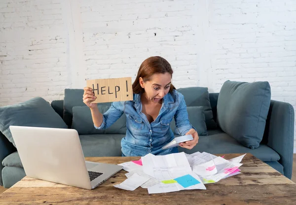 Vrouw betalen rekeningen thuis — Stockfoto