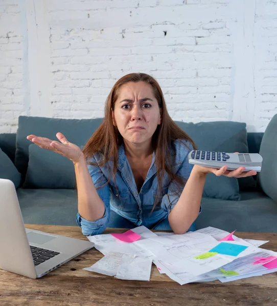 Mujer administrando cuentas y finanzas — Foto de Stock