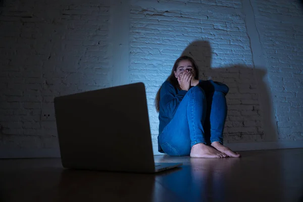 Žena trpí Příbramska Internet — Stock fotografie