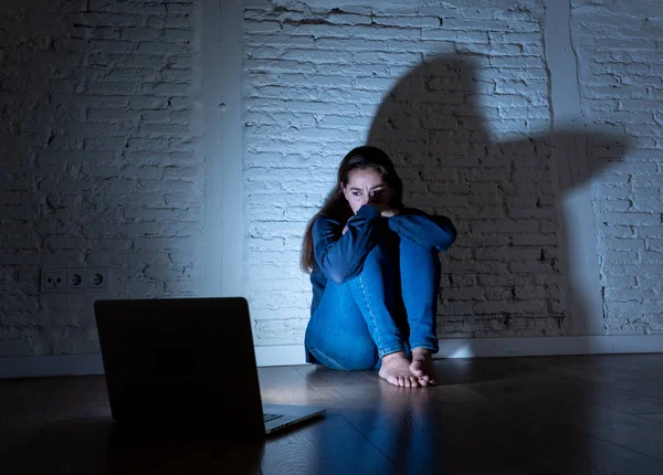 Nő szenved Internet internetes zaklatást — Stock Fotó