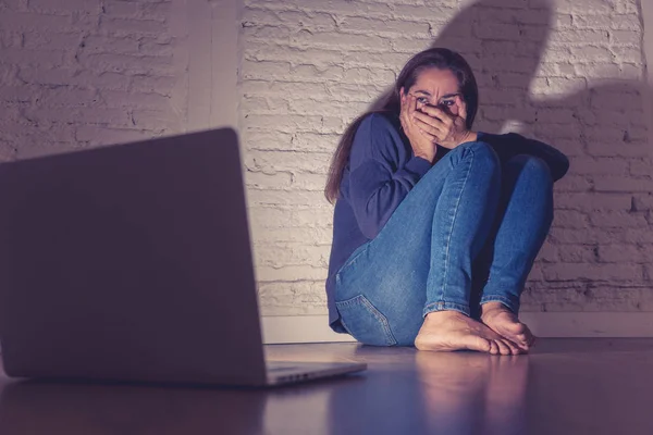 Donna che soffre di cyber bullismo su Internet — Foto Stock