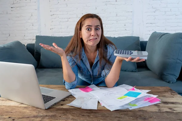 Mujer administrando cuentas y finanzas — Foto de Stock