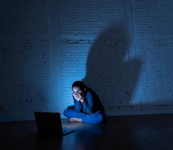 Mujer que sufre acoso cibernético en Internet —  Fotos de Stock
