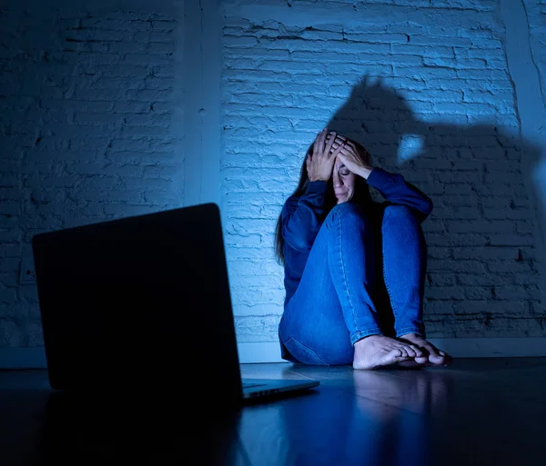 Nő szenved Internet internetes zaklatást — Stock Fotó
