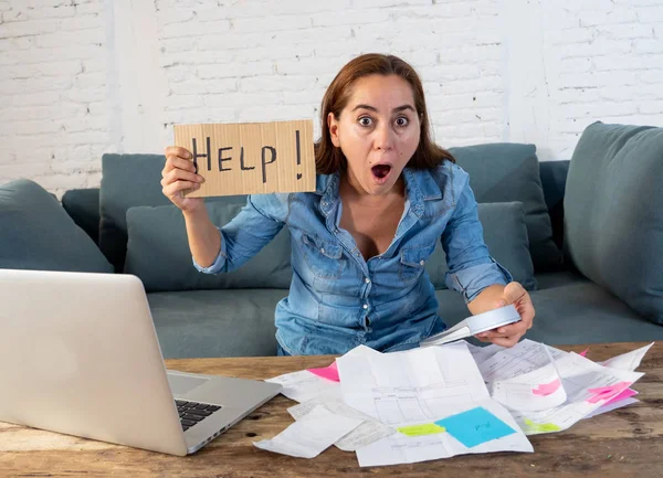 Mujer pagando facturas en casa —  Fotos de Stock