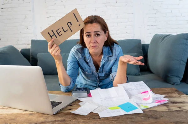 Mujer pagando facturas en casa — Foto de Stock