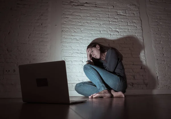 Kobieta cierpi, Internet szykanowania — Zdjęcie stockowe