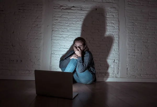 Internet siber zorbalık acı kadın — Stok fotoğraf