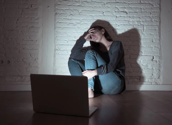 Vrouw lijden Internet cyberpesten — Stockfoto