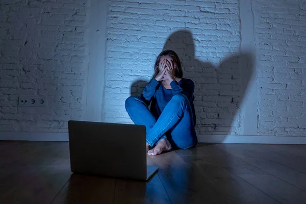 Mulher sofrendo cyber bullying na Internet — Fotografia de Stock