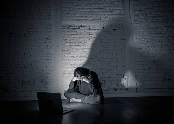 Женщина, страдающая от кибер-издевательств в Интернете — стоковое фото