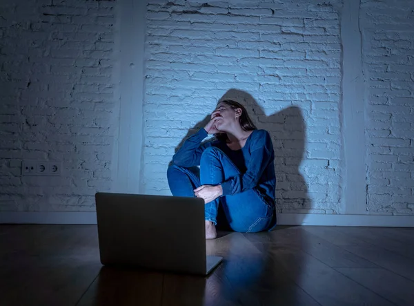 Vrouw lijden Internet cyberpesten — Stockfoto