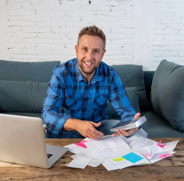 Jonge zakenman betalen van rekeningen — Stockfoto