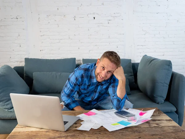 Junger Geschäftsmann bezahlt Rechnungen — Stockfoto